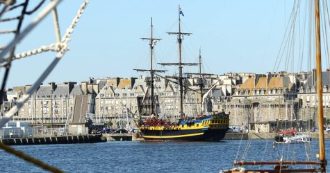 249d1627678a2db72a0dc3c63be7dedc-l-image-du-jour-saint-malo-quand-l-etoile-du-roy-part-en-croisiere_3